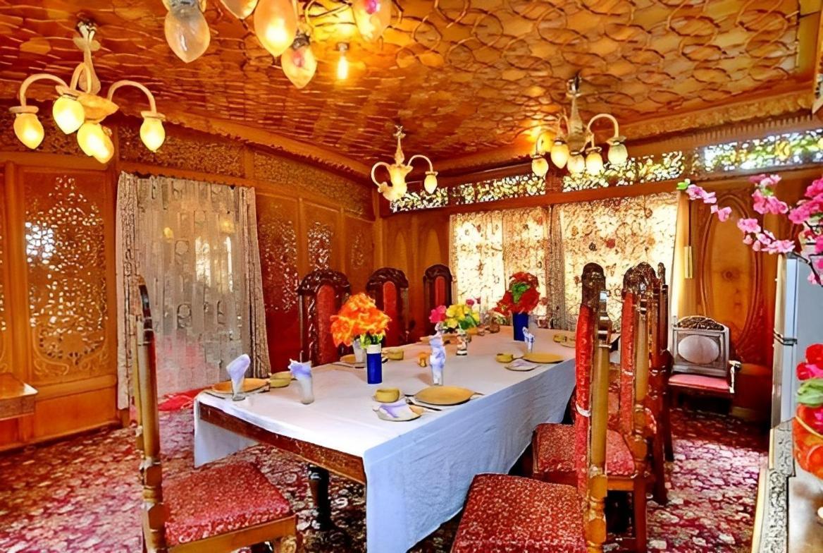 Hotel Heritage Amina Group Of Houseboats Srīnagar Exterior foto