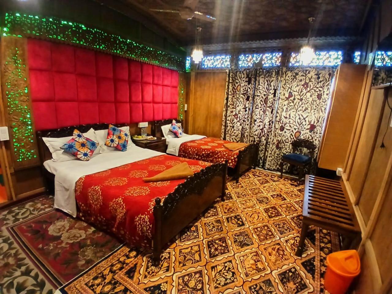 Hotel Heritage Amina Group Of Houseboats Srīnagar Exterior foto