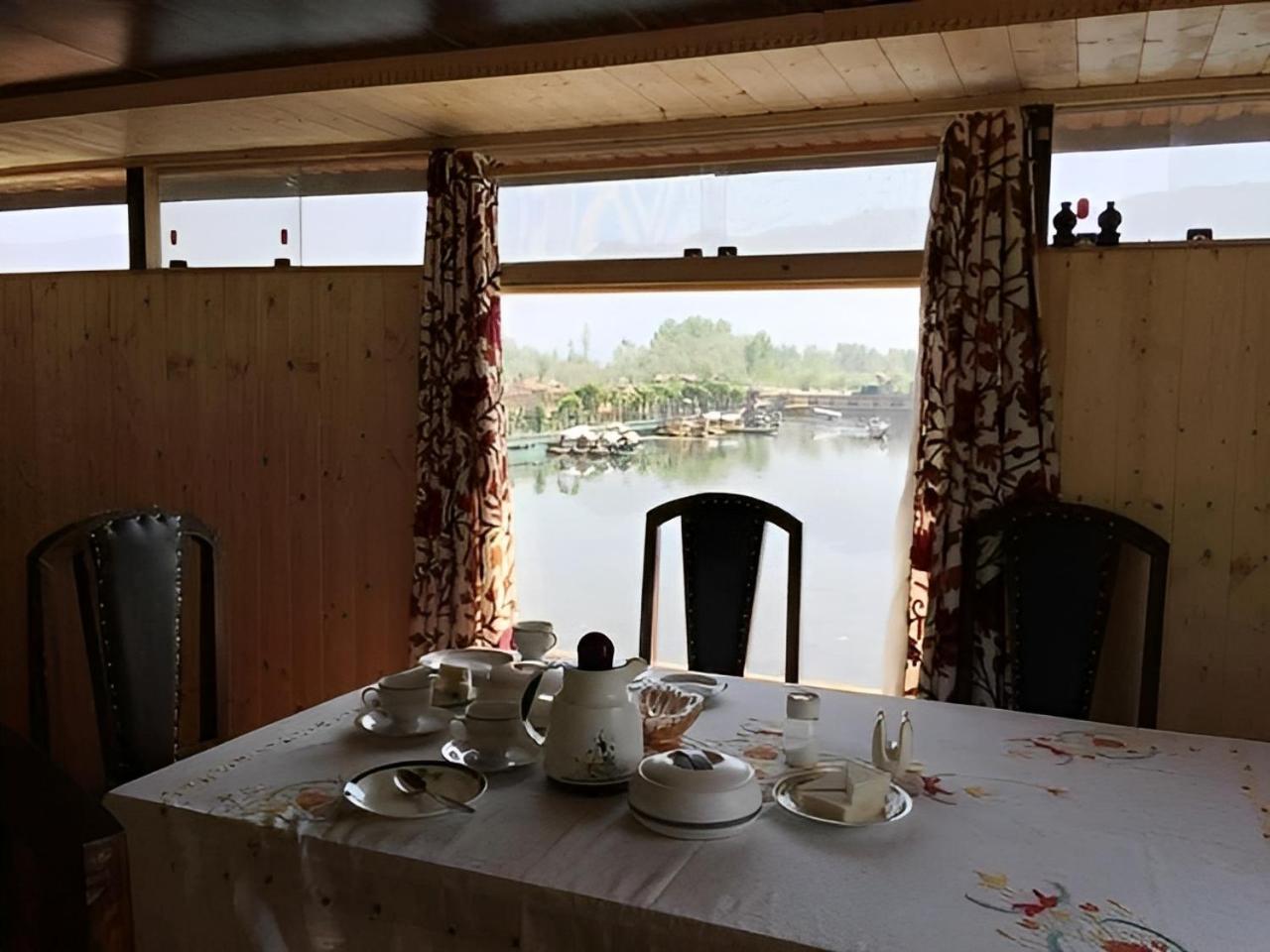 Hotel Heritage Amina Group Of Houseboats Srīnagar Exterior foto