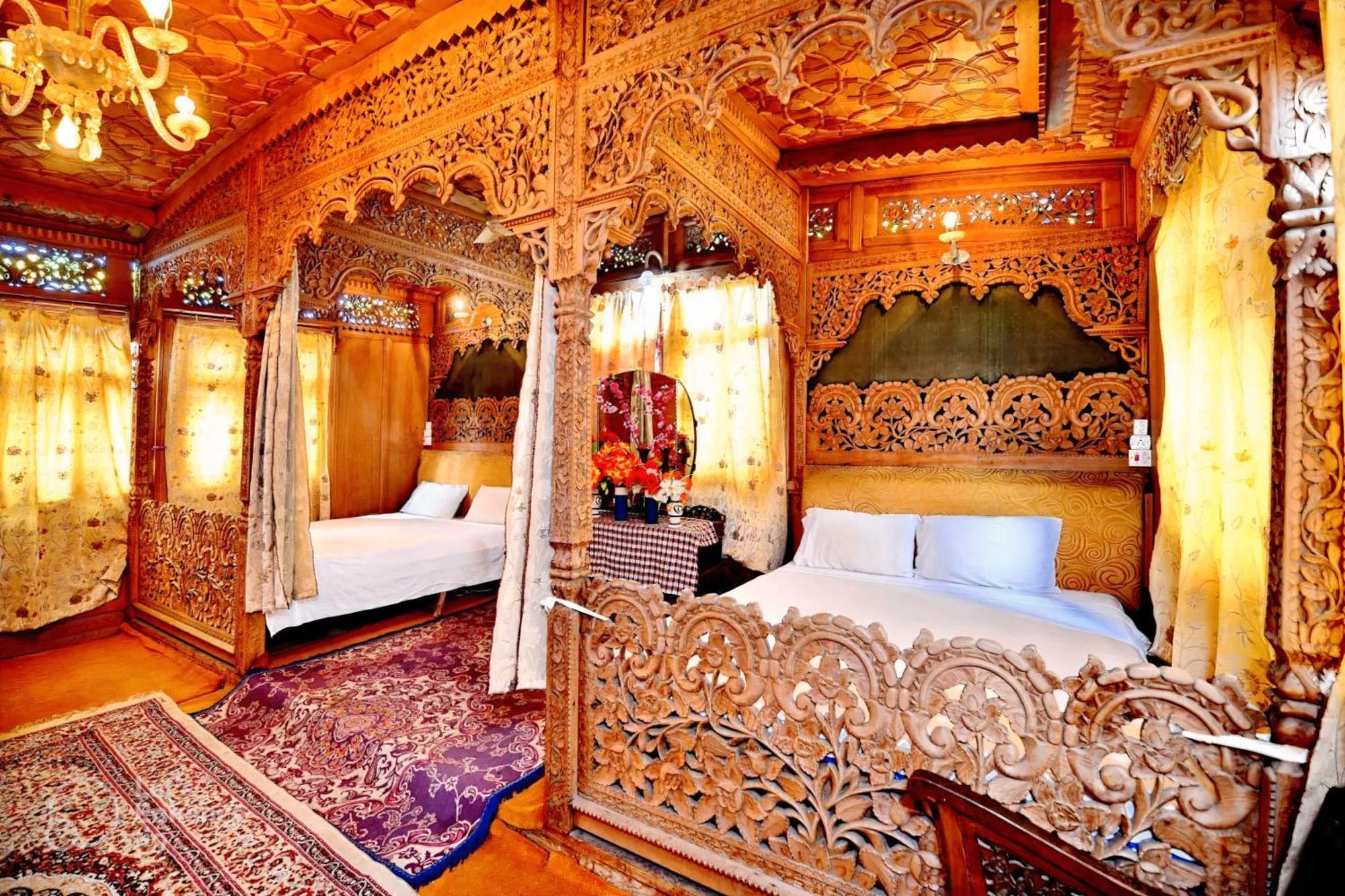 Hotel Heritage Amina Group Of Houseboats Srīnagar Exterior foto