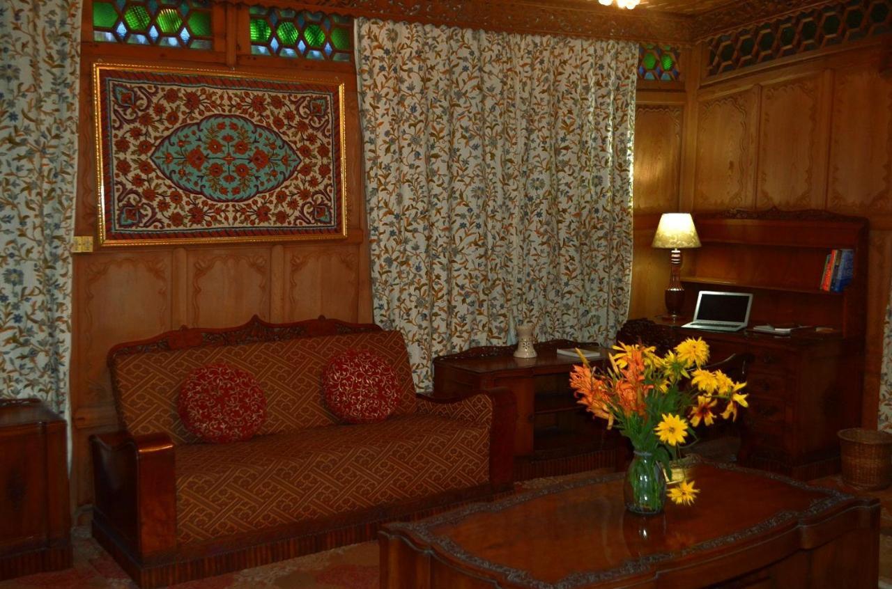 Hotel Heritage Amina Group Of Houseboats Srīnagar Exterior foto