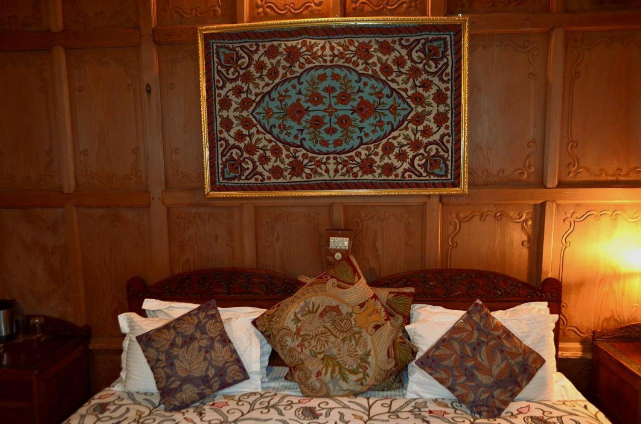 Hotel Heritage Amina Group Of Houseboats Srīnagar Exterior foto