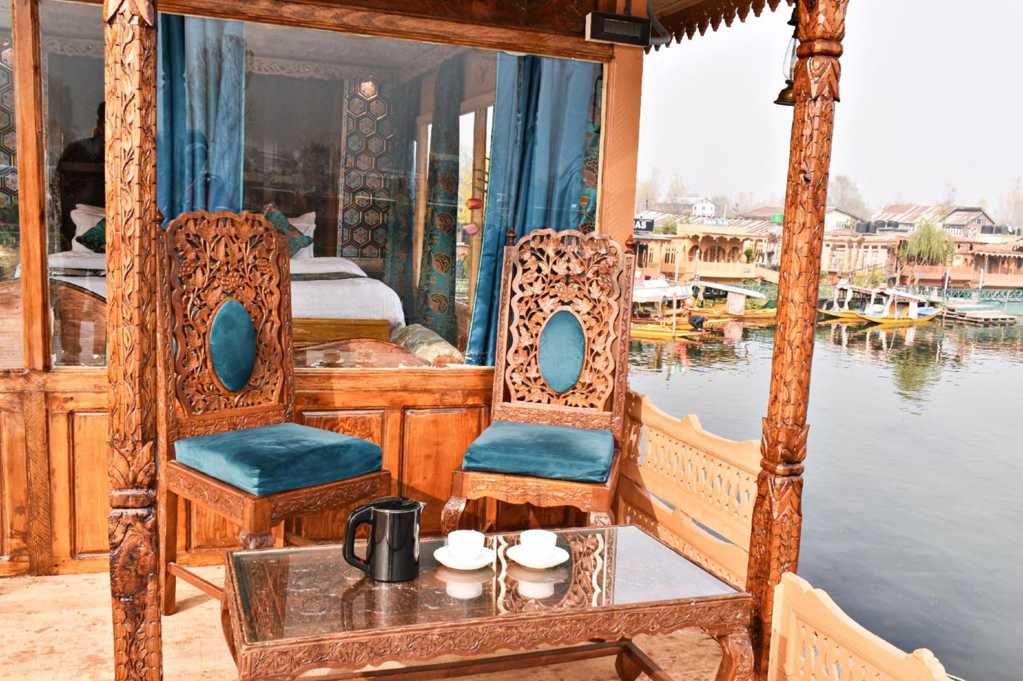 Hotel Heritage Amina Group Of Houseboats Srīnagar Exterior foto