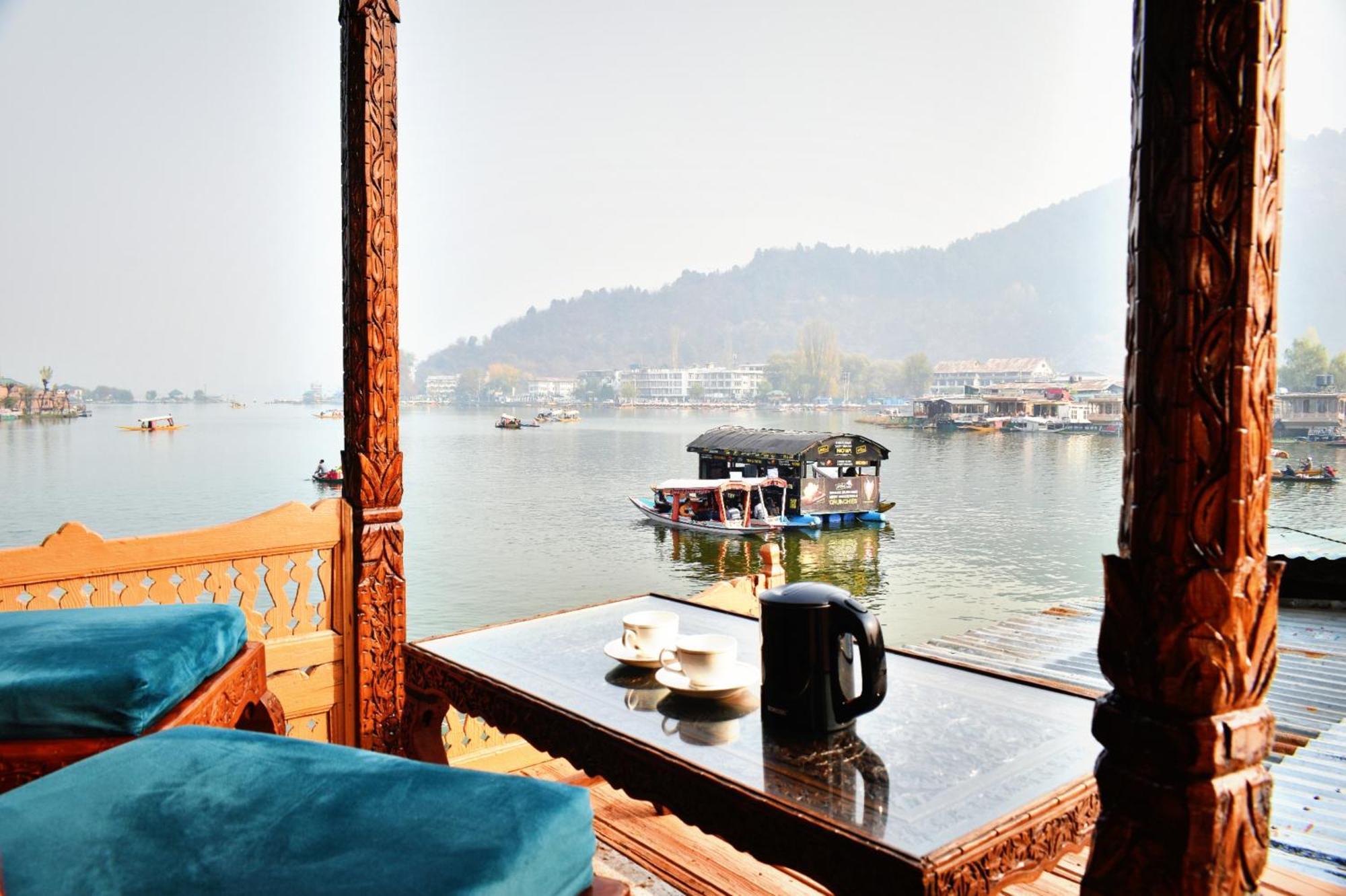 Hotel Heritage Amina Group Of Houseboats Srīnagar Exterior foto